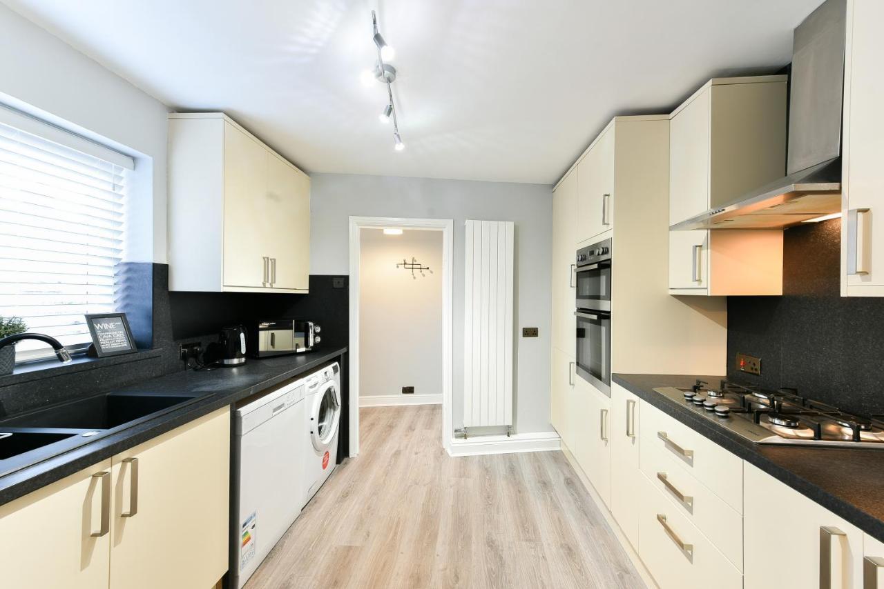 4 Bedroom, 2 Bathroom House - Free Parking Pontefract Extérieur photo
