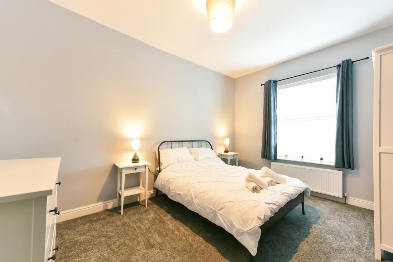 4 Bedroom, 2 Bathroom House - Free Parking Pontefract Extérieur photo